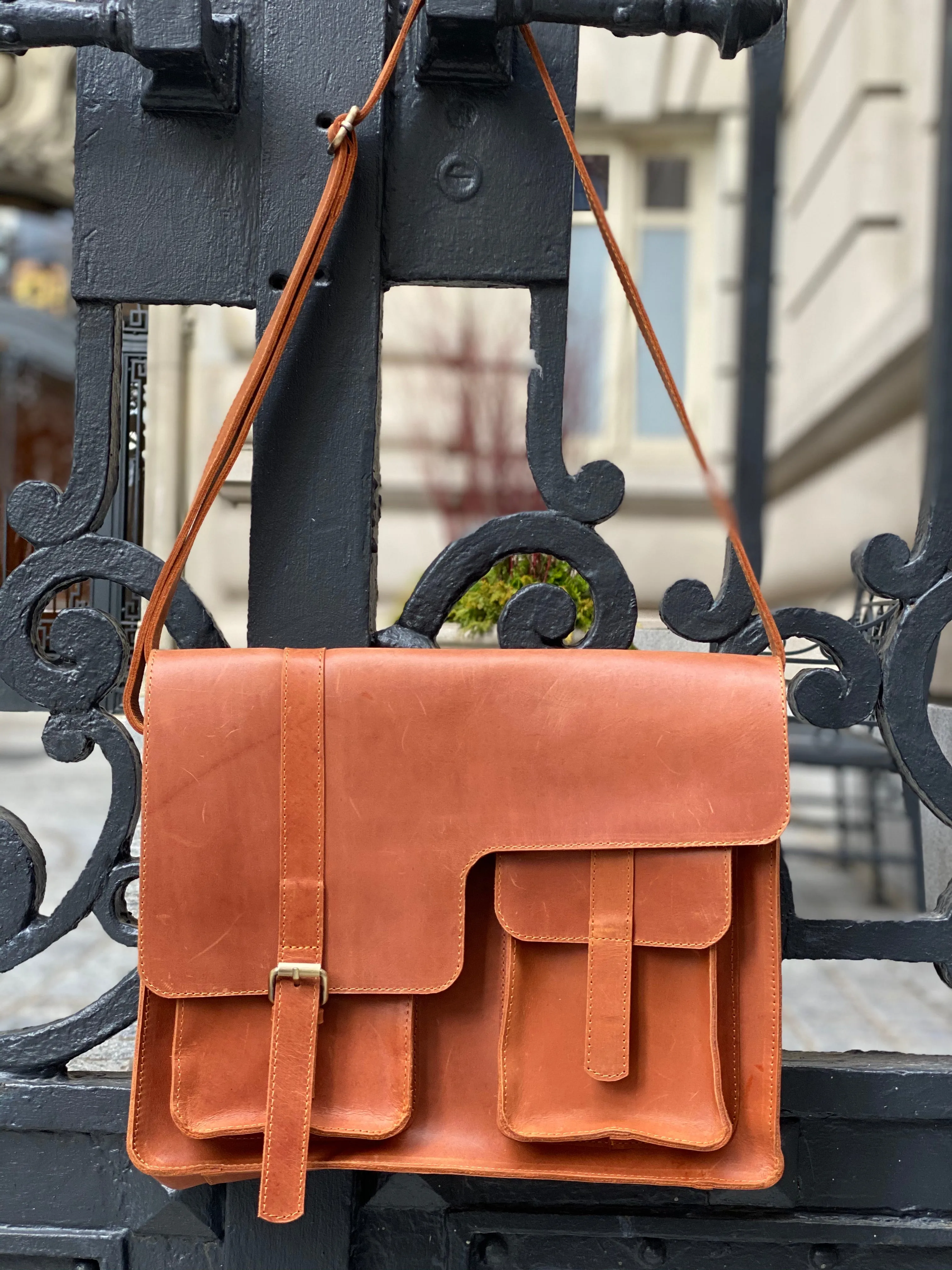 MICHU MESSENGER: Rust Brown