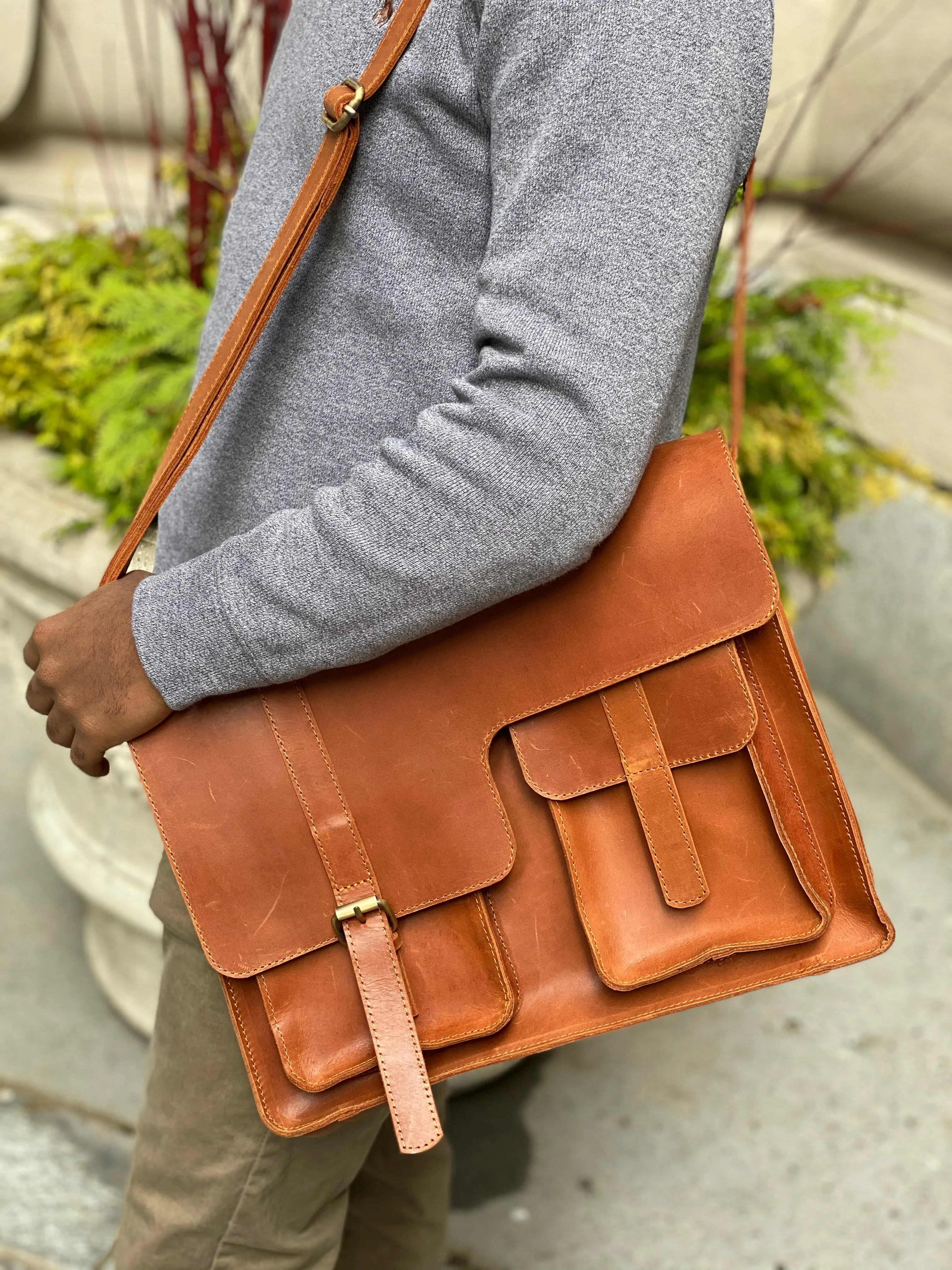 MICHU MESSENGER: Rust Brown