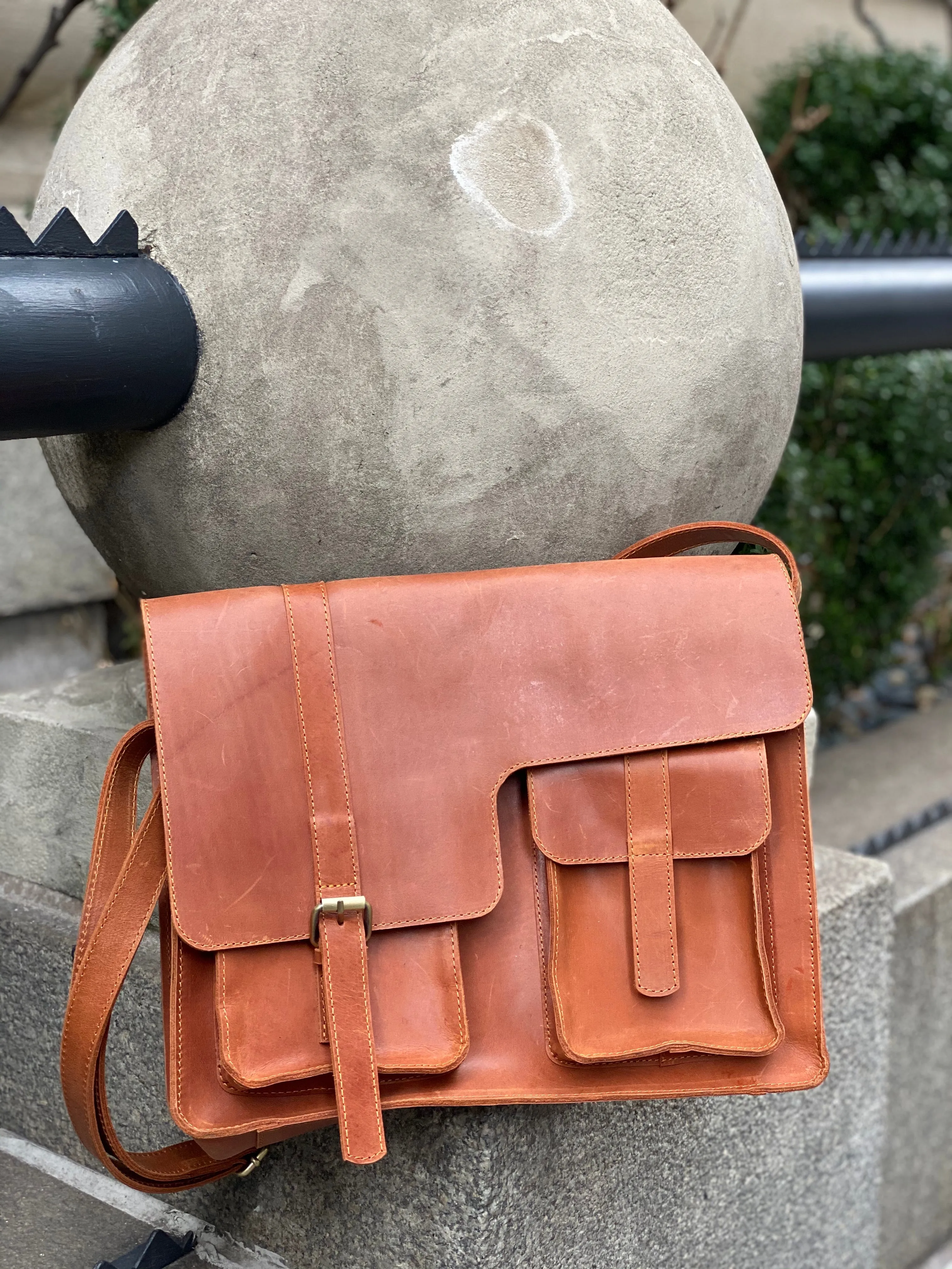 MICHU MESSENGER: Rust Brown