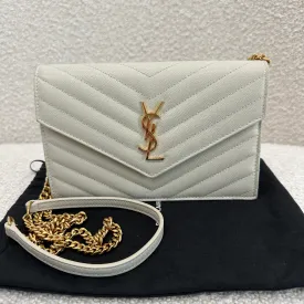 SAINT LAURENT CASSANDRE ENVELOPE CHAIN WALLET IN GRAIN DE POUDRE LEATHER